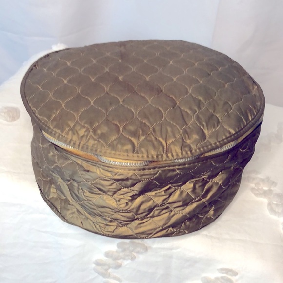 Bronze colored cosmetic set of 3 bags. Quilted pattern of round cosmetic cases. - Picture 2 of 8